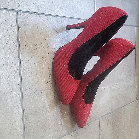 Red pumps - Picture 2 of 2